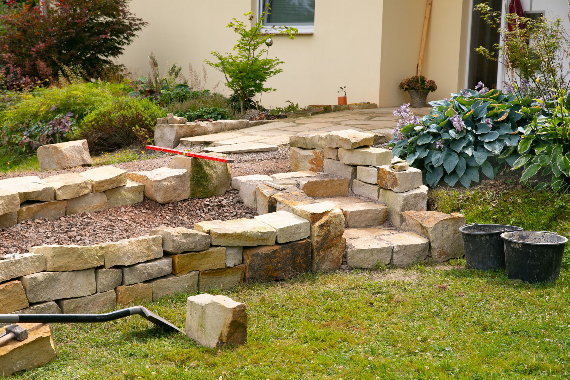Gartengestaltung mit Trockenmauer und Natursteintreppe im Bau, ein Projekt vom Dienstleistungsbetrieb René Pötschke.